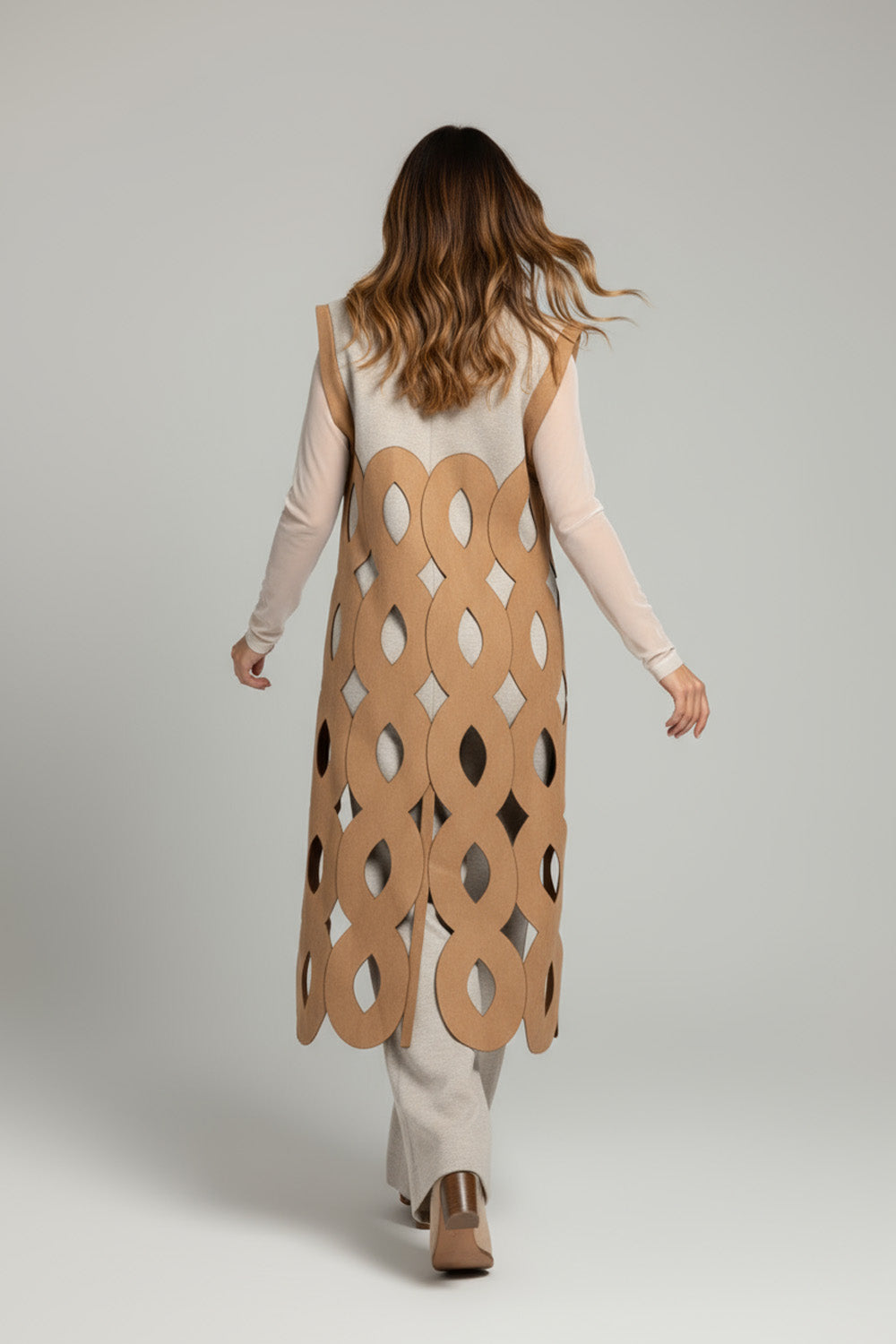 Σετ γιλέκο και παντελόνα σε μπεζ-καμηλό με κοπτό σχέδιο, ελληνικής ραφής.