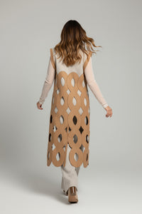 Σετ γιλέκο και παντελόνα σε μπεζ-καμηλό με κοπτό σχέδιο, ελληνικής ραφής.