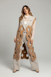 Σετ γιλέκο και παντελόνα σε μπεζ-καμηλό με κοπτό σχέδιο, ελληνικής ραφής.