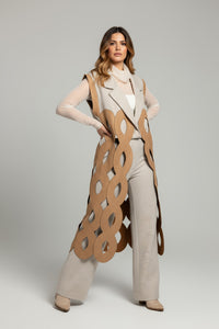 Σετ γιλέκο και παντελόνα σε μπεζ-καμηλό με κοπτό σχέδιο, ελληνικής ραφής.