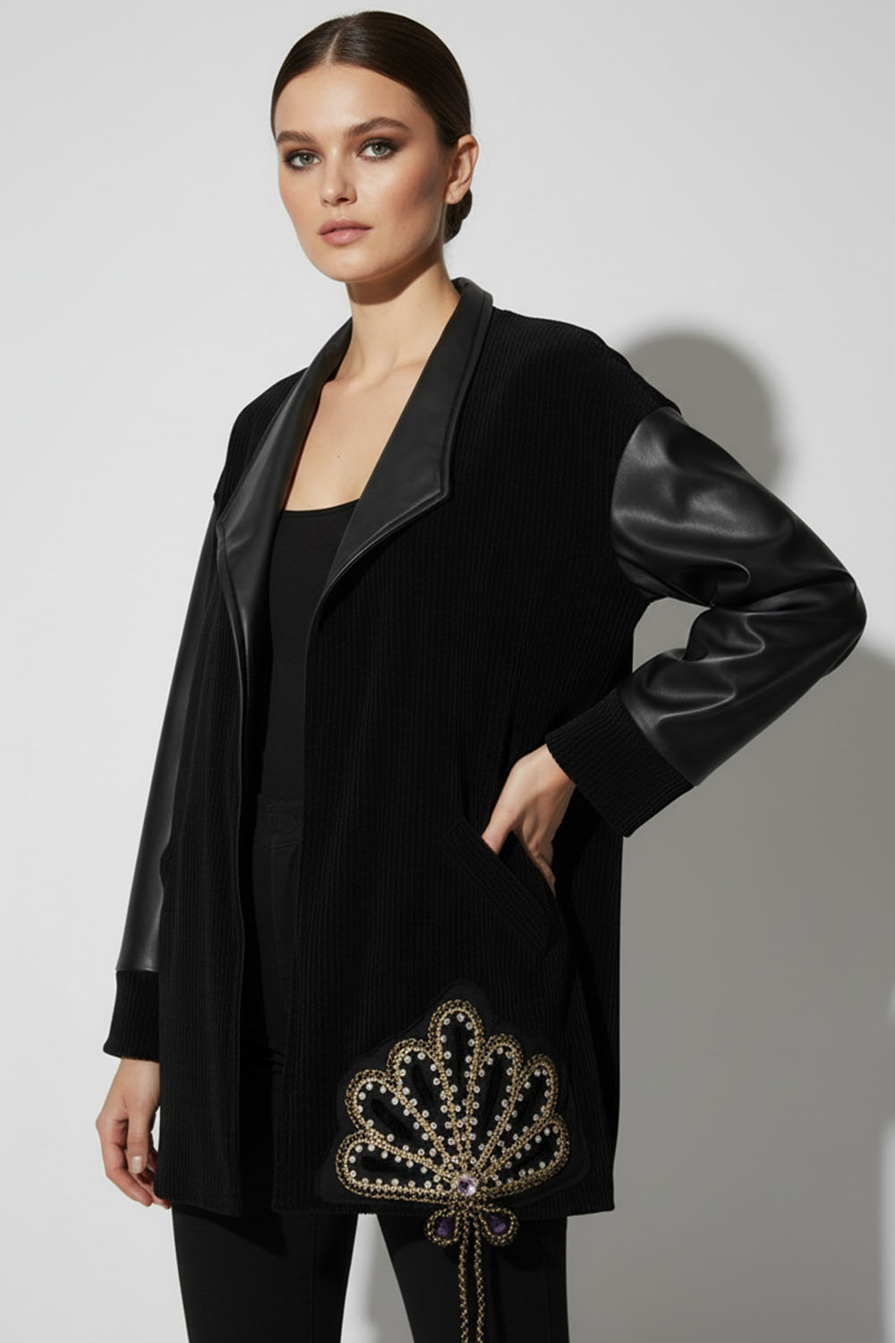 Μαύρο jacket κοτλέ με μανίκια δερματίνης και κεντητή χρυσή λεπτομέρεια στο κάτω μέρος, σε άνετη γραμμή.