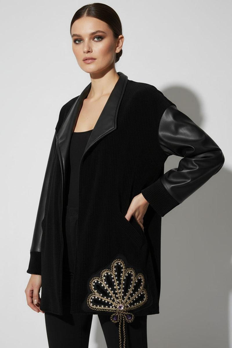 Μαύρο jacket κοτλέ με μανίκια δερματίνης και κεντητή χρυσή λεπτομέρεια στο κάτω μέρος, σε άνετη γραμμή.