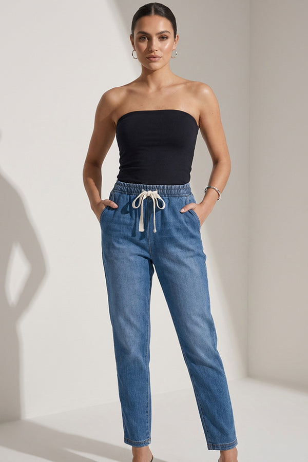 Τζιν παντελόνι jogger με λάστιχο στη μέση και κορδόνι σε ίσια γραμμή μπροστά και πίσω.