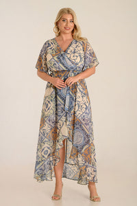 Φόρεμα κρουαζέ μουσελίνα με boho σχέδιο, αέρινη γραμμή και διακριτικό δέσιμο, ιδανικό για chic εμφανίσεις.