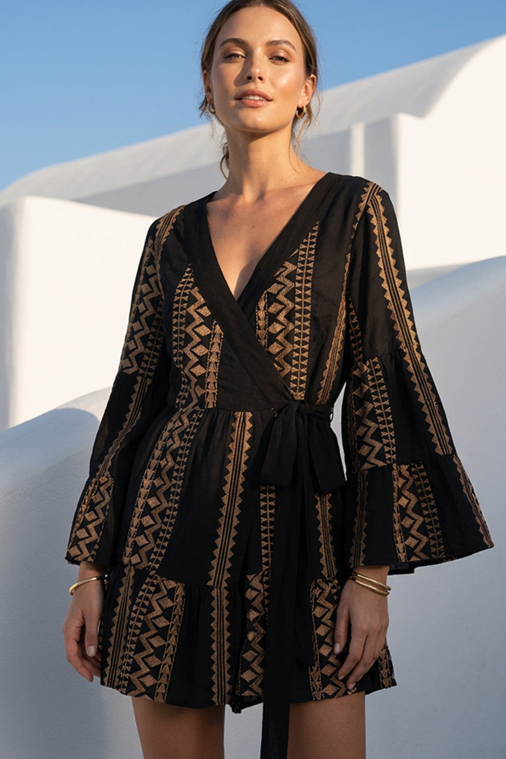 Mini μαύρο κρουαζέ φόρεμα με μπεζ ethnic κέντημα, μακριά μανίκια με βολάν και ζώνη στη μέση.