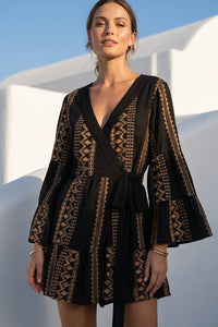 Mini μαύρο κρουαζέ φόρεμα με μπεζ ethnic κέντημα, μακριά μανίκια με βολάν και ζώνη στη μέση.