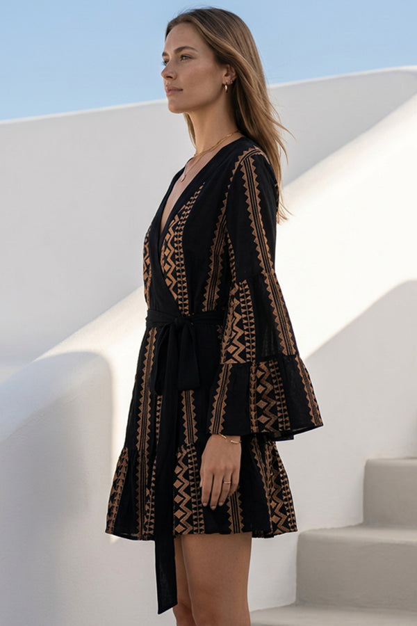 Mini μαύρο κρουαζέ φόρεμα με μπεζ ethnic κέντημα, μακριά μανίκια με βολάν και ζώνη στη μέση.