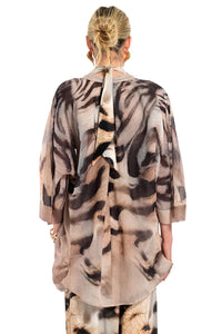 Κιμονό Animal Flow με animal print σε γήινες αποχρώσεις και χαλαρή γραμμή.