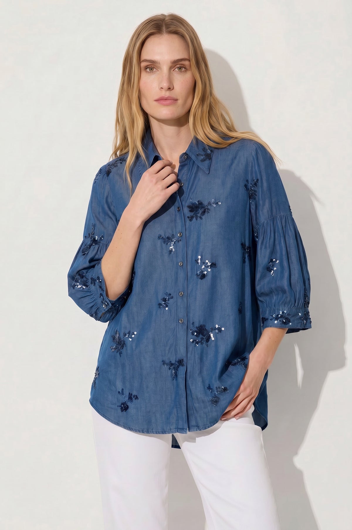 Μπλε πουκάμισο denim look με διακοσμητικά κεντήματα και παγιέτες, γιακά και μανίκια 3/4 με σούρα.