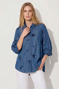 Μπλε πουκάμισο denim look με διακοσμητικά κεντήματα και παγιέτες, γιακά και μανίκια 3/4 με σούρα.