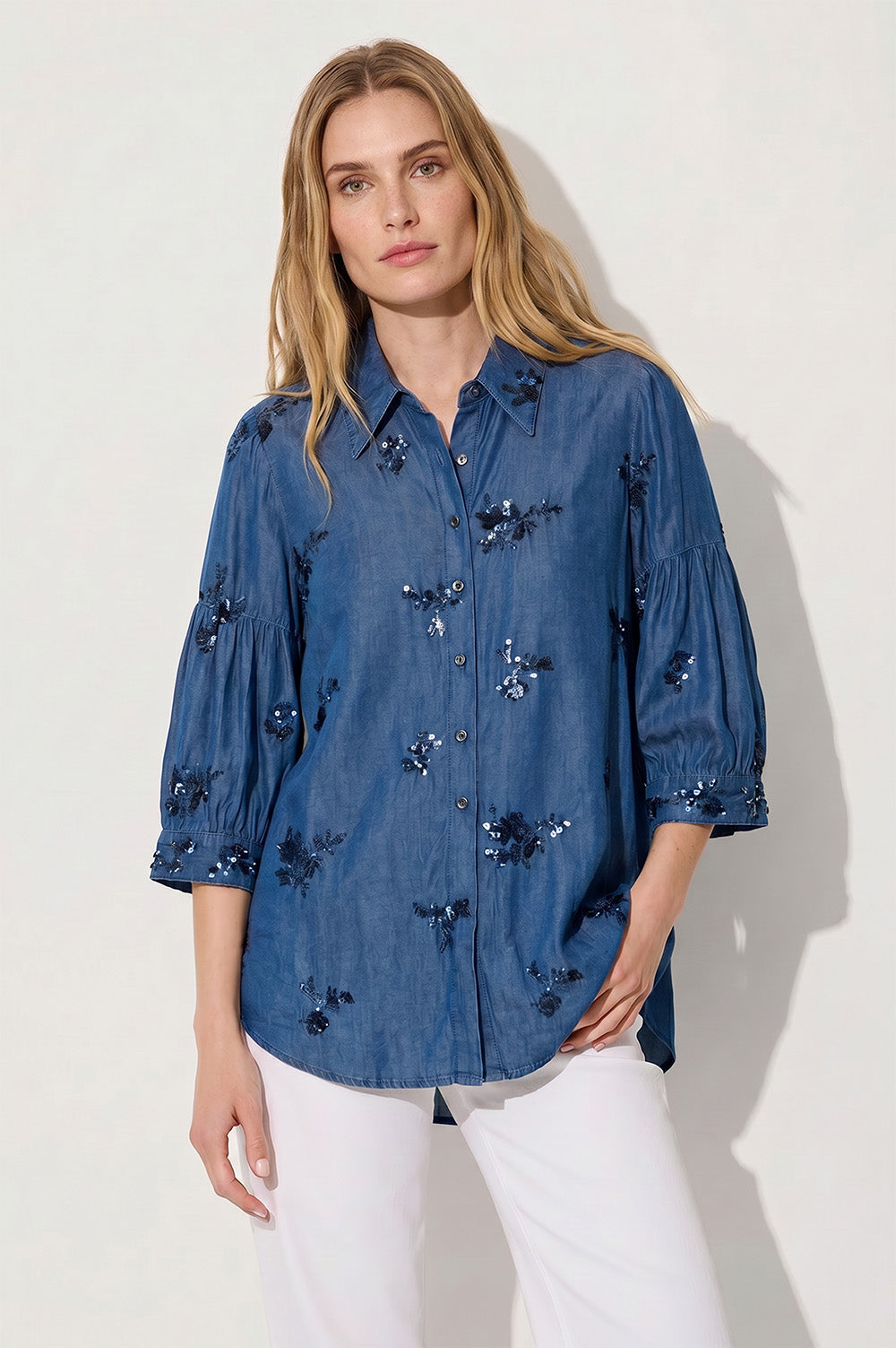 Μπλε πουκάμισο denim look με διακοσμητικά κεντήματα και παγιέτες, γιακά και μανίκια 3/4 με σούρα.