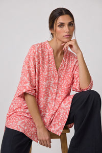 Γυναικείο κοραλλί πουκάμισο με λευκό botanical print και V λαιμόκοψη.