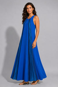 Maxi φόρεμα Royal Blue σε Α γραμμή με πλισέ λεπτομέρειες στο μπροστινό μέρος και αμάνικο σχέδιο.