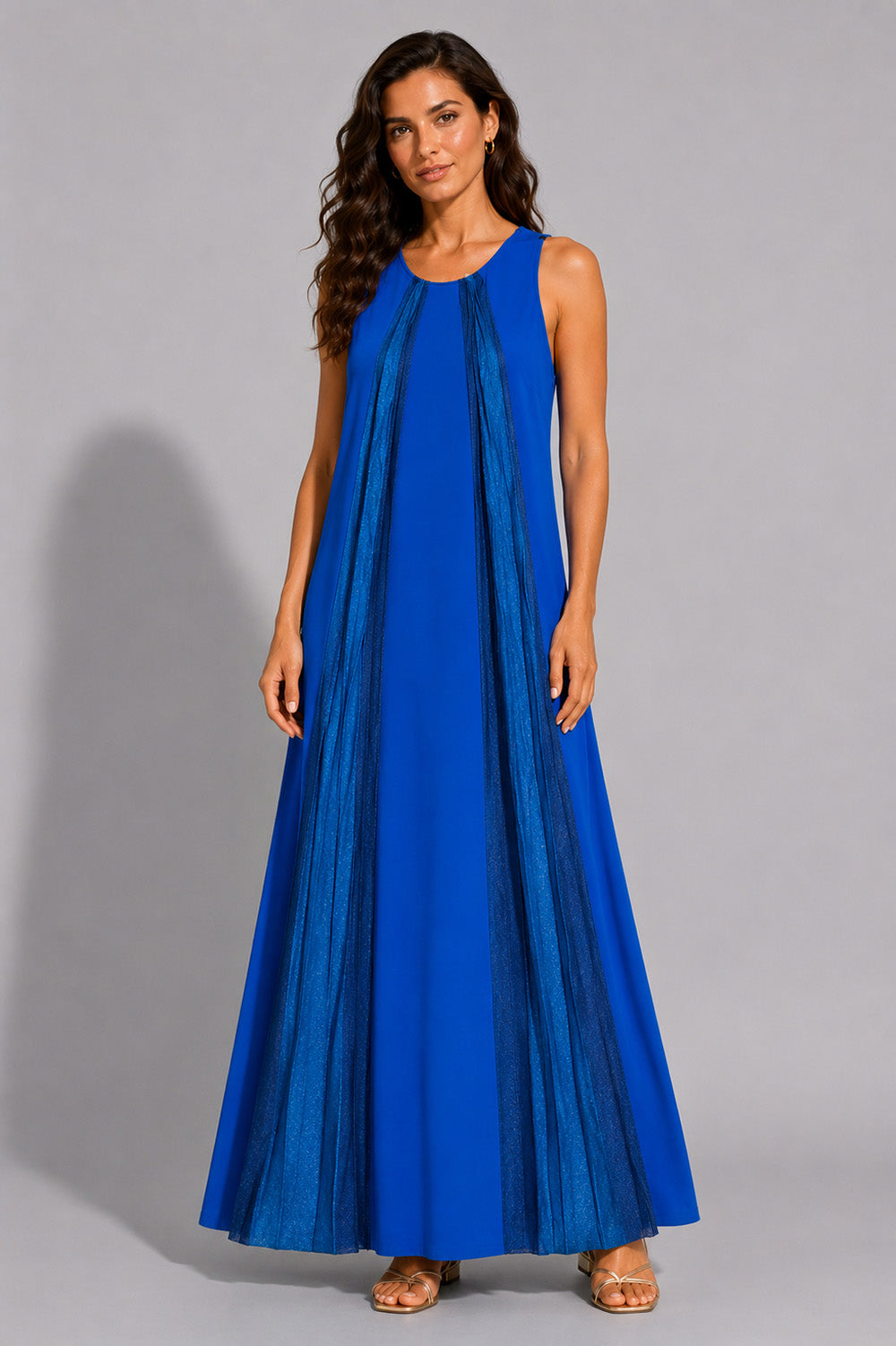 Maxi φόρεμα Royal Blue σε Α γραμμή με πλισέ λεπτομέρειες στο μπροστινό μέρος και αμάνικο σχέδιο.