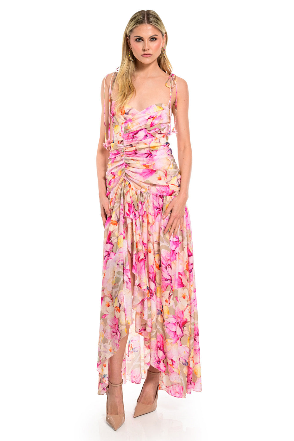 Maxi floral φόρεμα με ροζ εμπριμέ σχέδιο, σούρες στο μπούστο και ασύμμετρο τελείωμα.