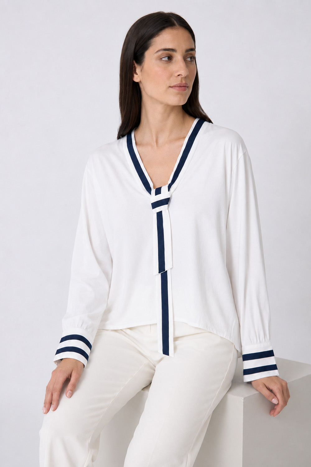 Γυναικεία off white μπλούζα με navy λεπτομέρειες, V λαιμόκοψη και διακοσμητικό δέσιμο στον λαιμό.