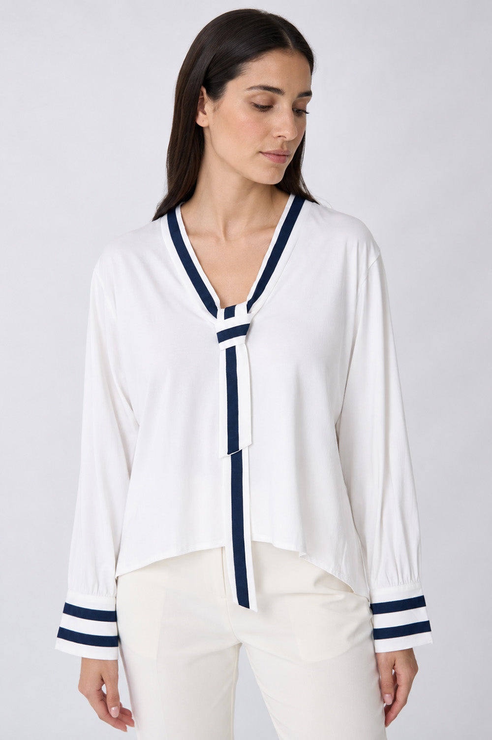 Γυναικεία off white μπλούζα με navy λεπτομέρειες, V λαιμόκοψη και διακοσμητικό δέσιμο στον λαιμό.