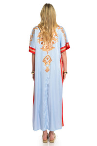 Maxi γυναικείο φόρεμα Royal Azure σε γαλάζια απόχρωση με κόκκινα τελειώματα, μπαρόκ μοτίβα και ζώνη στη μέση.
