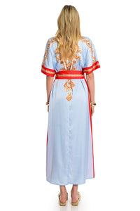 Maxi γυναικείο φόρεμα Royal Azure σε γαλάζια απόχρωση με κόκκινα τελειώματα, μπαρόκ μοτίβα και ζώνη στη μέση.