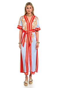Maxi γυναικείο φόρεμα Royal Azure σε γαλάζια απόχρωση με κόκκινα τελειώματα, μπαρόκ μοτίβα και ζώνη στη μέση.
