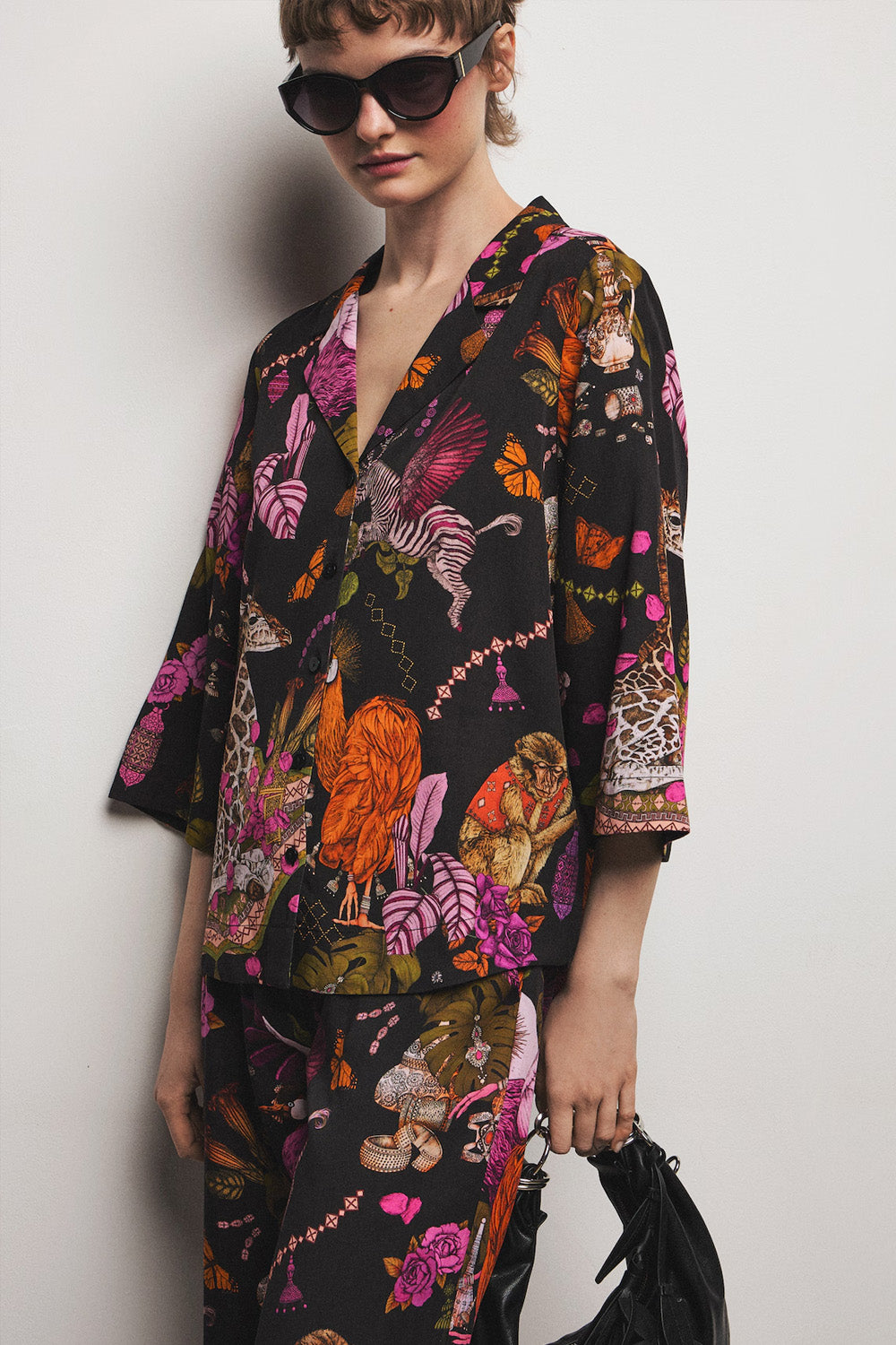 Γυναικείο πουκάμισο με exotic tropical print σε μαύρη βάση και φούξια λεπτομέρειες από ύφασμα με lyocell