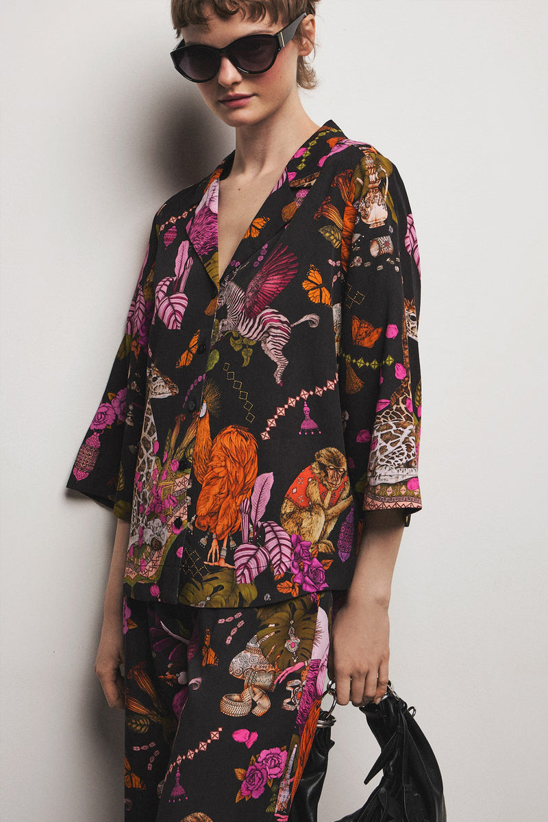 Γυναικείο πουκάμισο με exotic tropical print σε μαύρη βάση και φούξια λεπτομέρειες από ύφασμα με lyocell