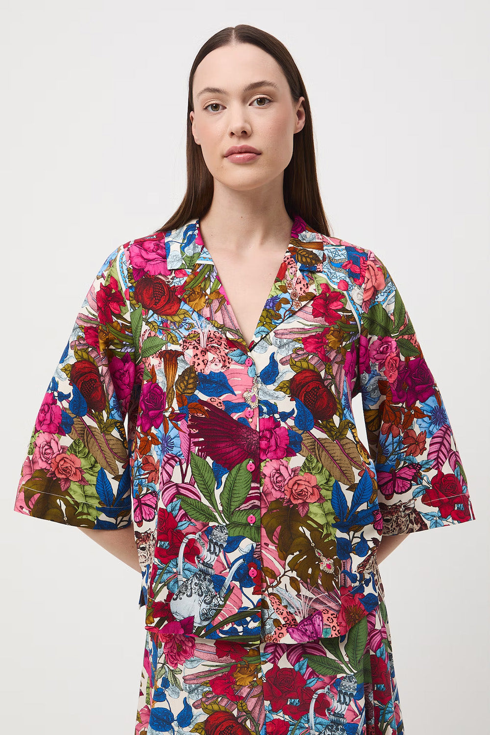 Γυναικείο πουκάμισο με floral print σε φούξια και μπλε αποχρώσεις από ύφασμα με lyocell