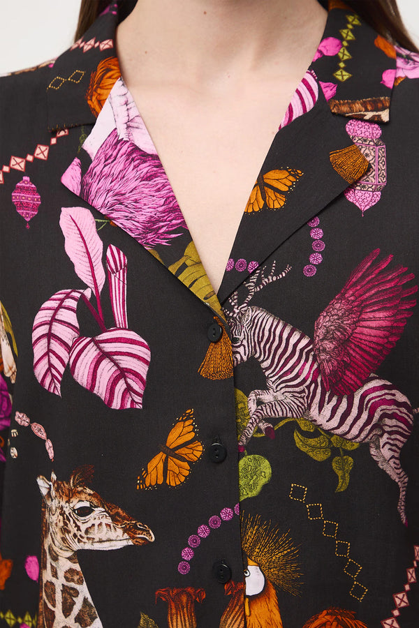 Γυναικείο πουκάμισο με exotic tropical print σε μαύρη βάση και φούξια λεπτομέρειες από ύφασμα με lyocell