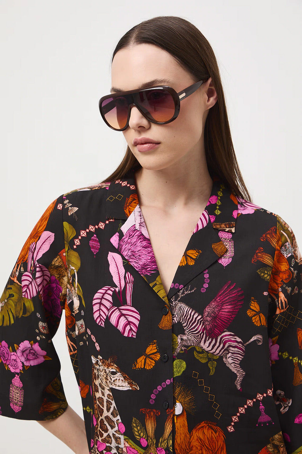Γυναικείο πουκάμισο με exotic tropical print σε μαύρη βάση και φούξια λεπτομέρειες από ύφασμα με lyocell