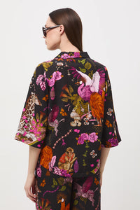 Γυναικείο πουκάμισο με exotic tropical print σε μαύρη βάση και φούξια λεπτομέρειες από ύφασμα με lyocell