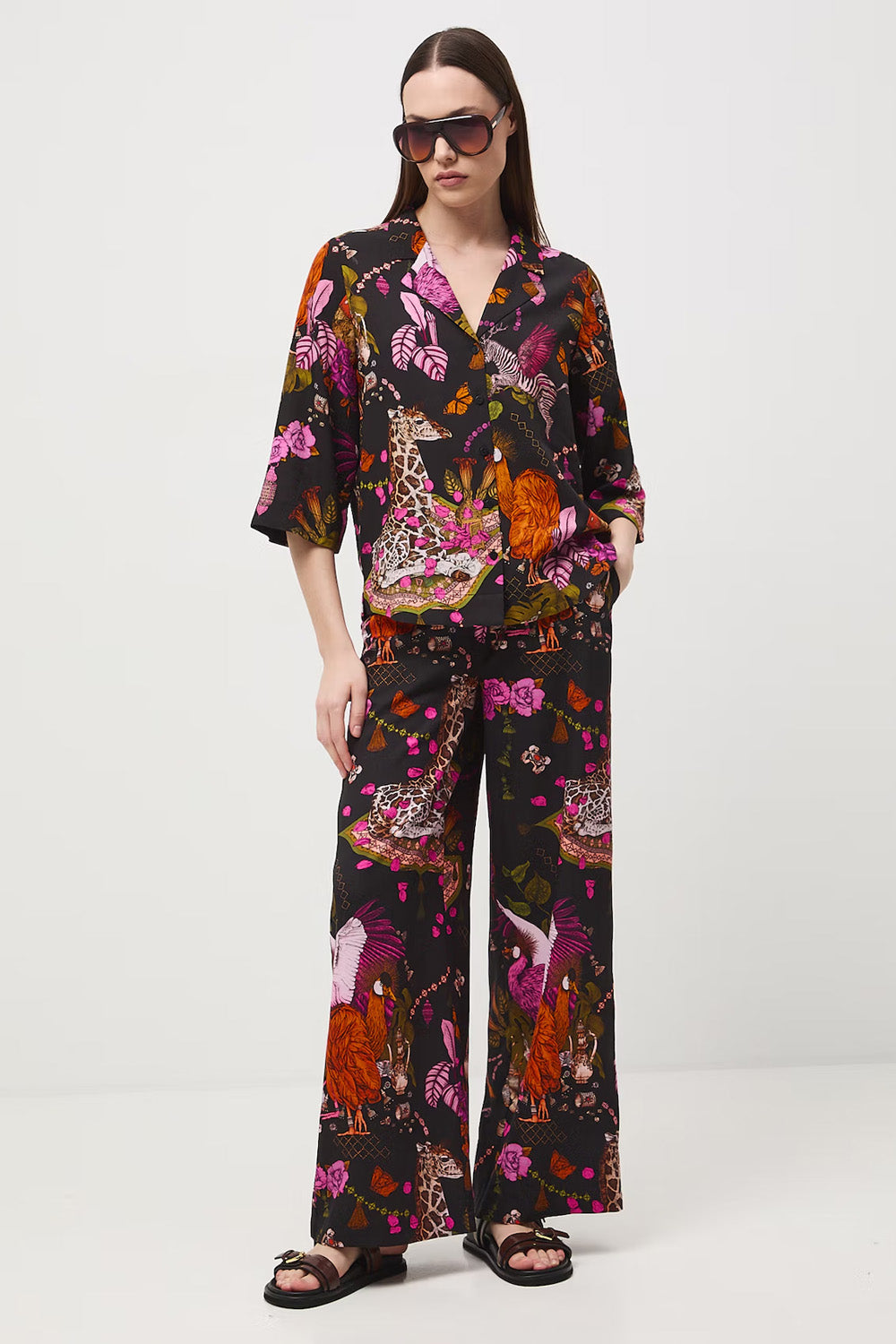 Γυναικείο πουκάμισο με exotic tropical print σε μαύρη βάση και φούξια λεπτομέρειες από ύφασμα με lyocell