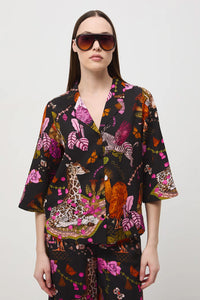 Γυναικείο πουκάμισο με exotic tropical print σε μαύρη βάση και φούξια λεπτομέρειες από ύφασμα με lyocell