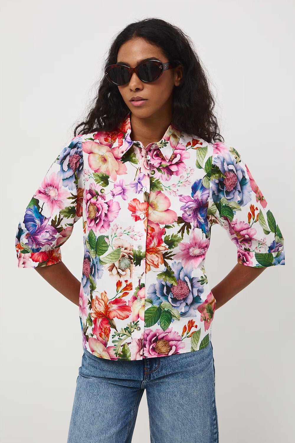 Γυναικείο βαμβακερό πουκάμισο με floral print σε λευκή βάση και πολύχρωμες λεπτομέρειες