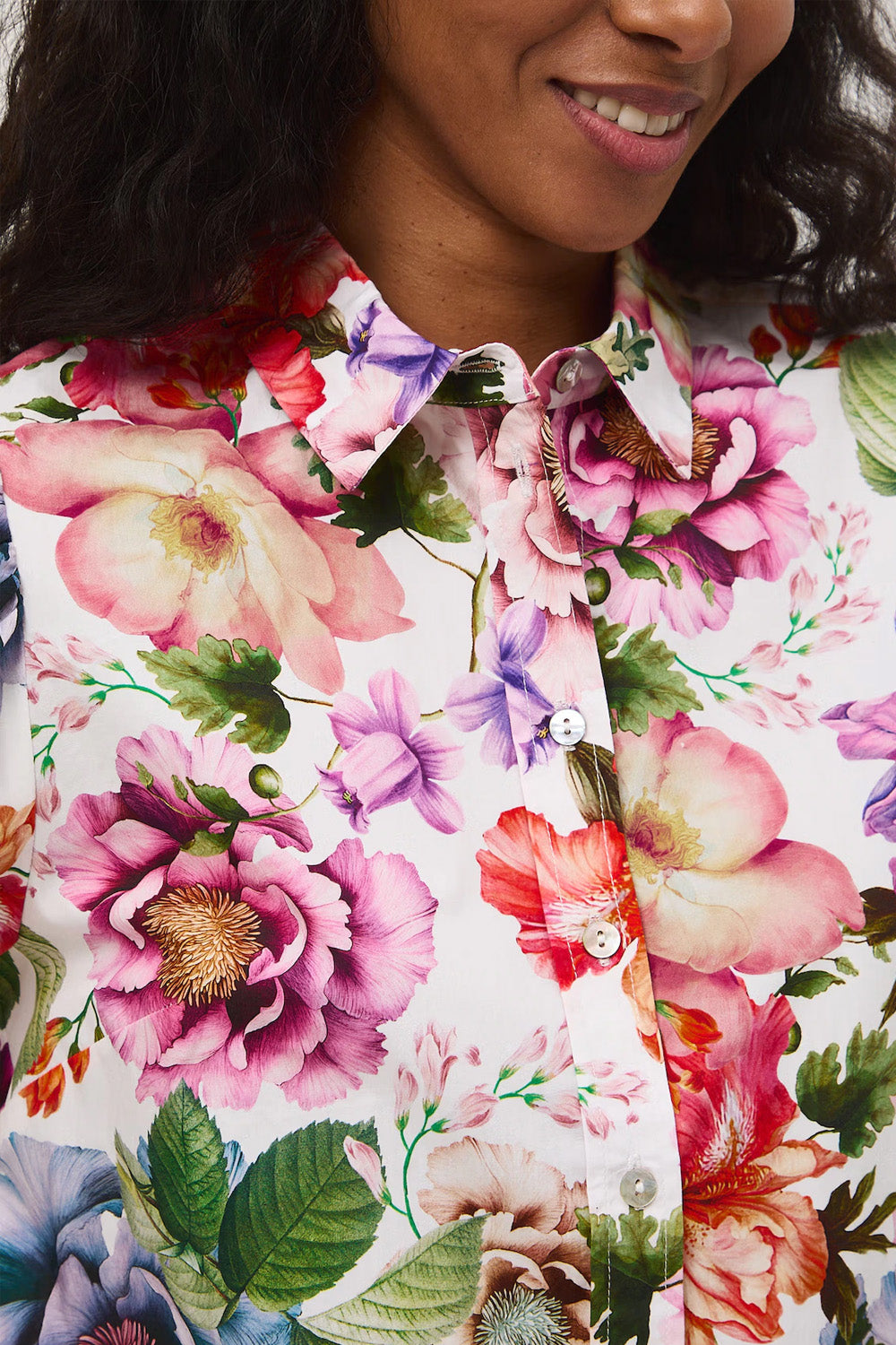 Γυναικείο βαμβακερό πουκάμισο με floral print σε λευκή βάση και πολύχρωμες λεπτομέρειες