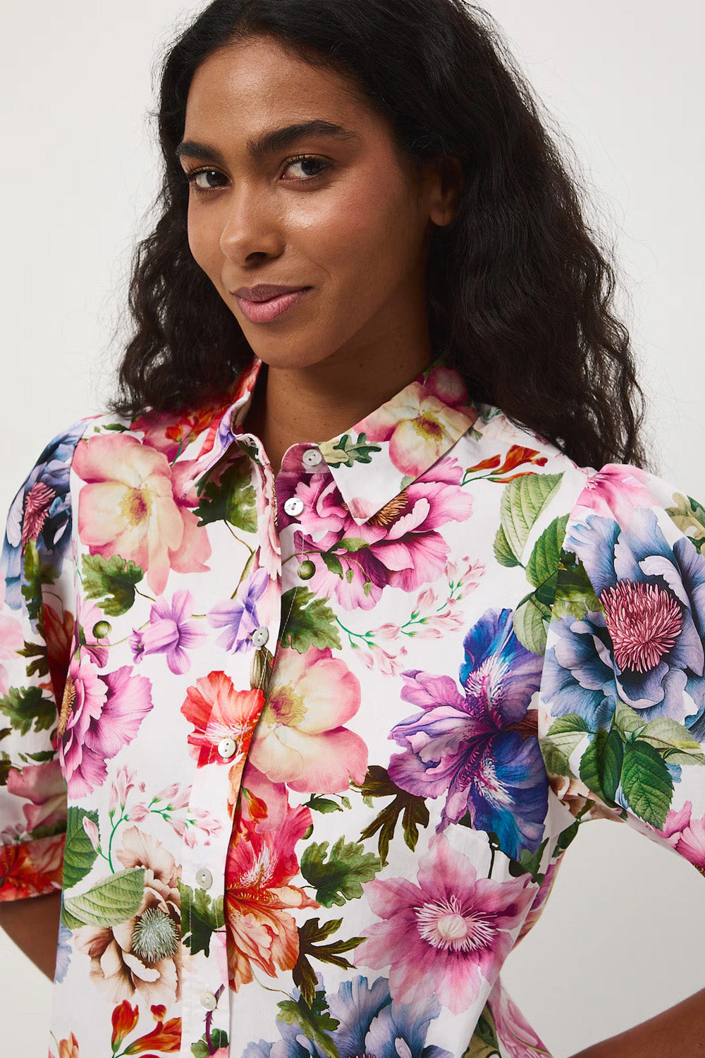 Γυναικείο βαμβακερό πουκάμισο με floral print σε λευκή βάση και πολύχρωμες λεπτομέρειες