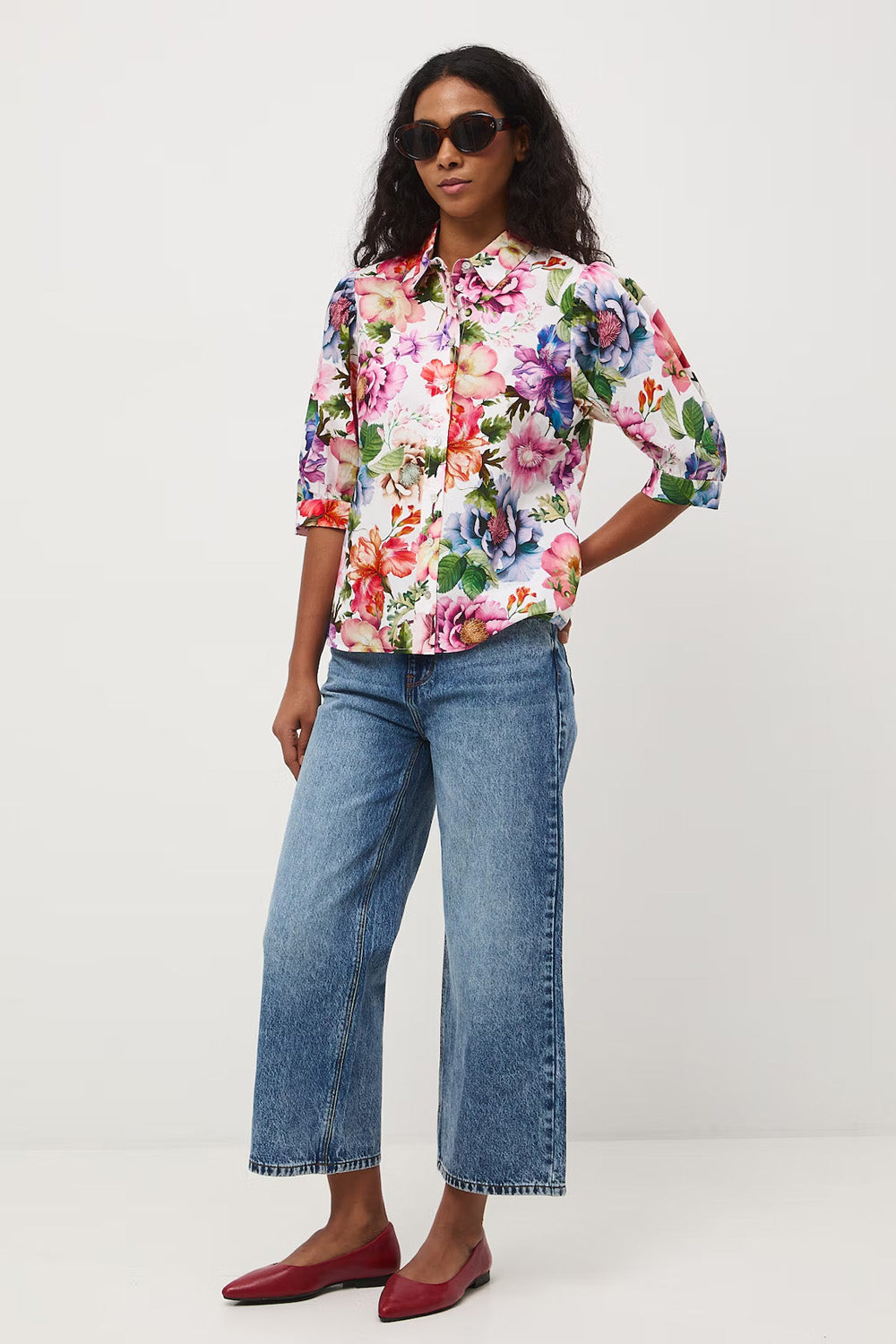 Γυναικείο βαμβακερό πουκάμισο με floral print σε λευκή βάση και πολύχρωμες λεπτομέρειες