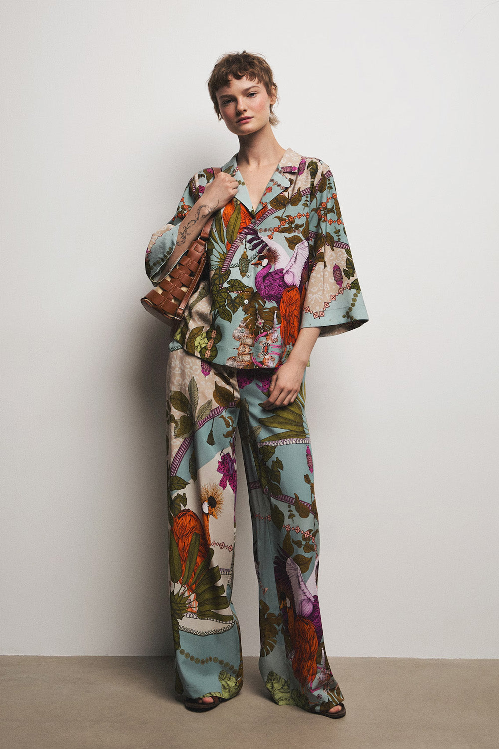 Γυναικείο wide leg παντελόνι με lyocell και exotic botanical print σε aqua και berry αποχρώσεις