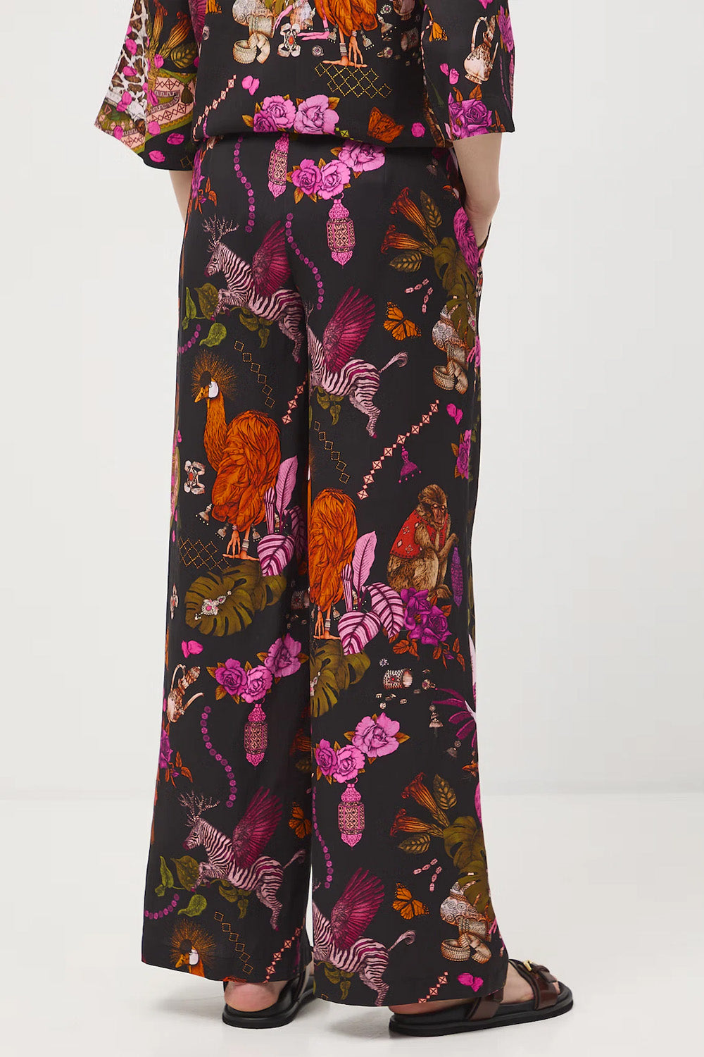 Γυναικείο wide leg παντελόνι με exotic tropical print σε μαύρη βάση και φούξια λεπτομέρειες