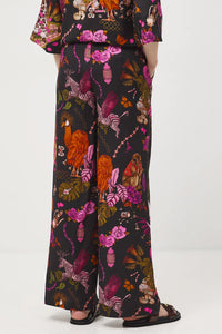 Γυναικείο wide leg παντελόνι με exotic tropical print σε μαύρη βάση και φούξια λεπτομέρειες