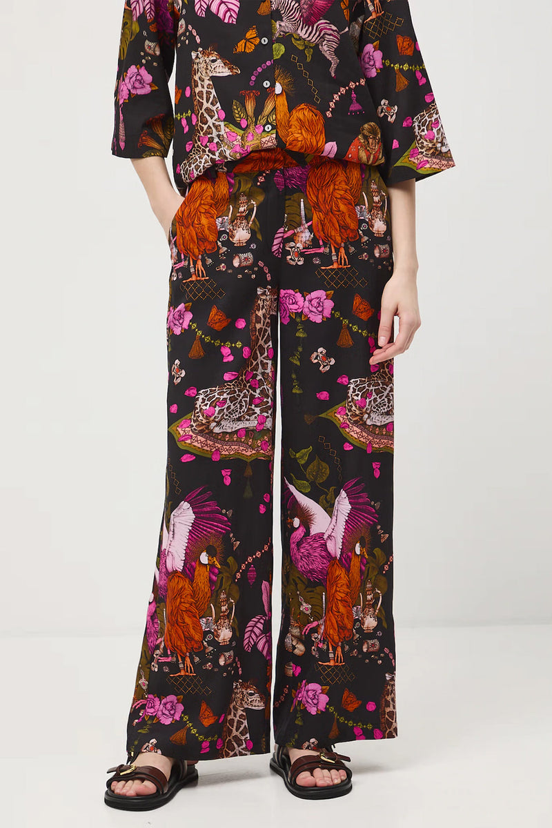 Γυναικείο wide leg παντελόνι με exotic tropical print σε μαύρη βάση και φούξια λεπτομέρειες