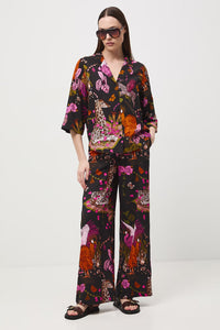 Γυναικείο wide leg παντελόνι με exotic tropical print σε μαύρη βάση και φούξια λεπτομέρειες