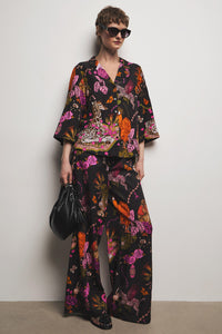 Γυναικείο wide leg παντελόνι με exotic tropical print σε μαύρη βάση και φούξια λεπτομέρειες