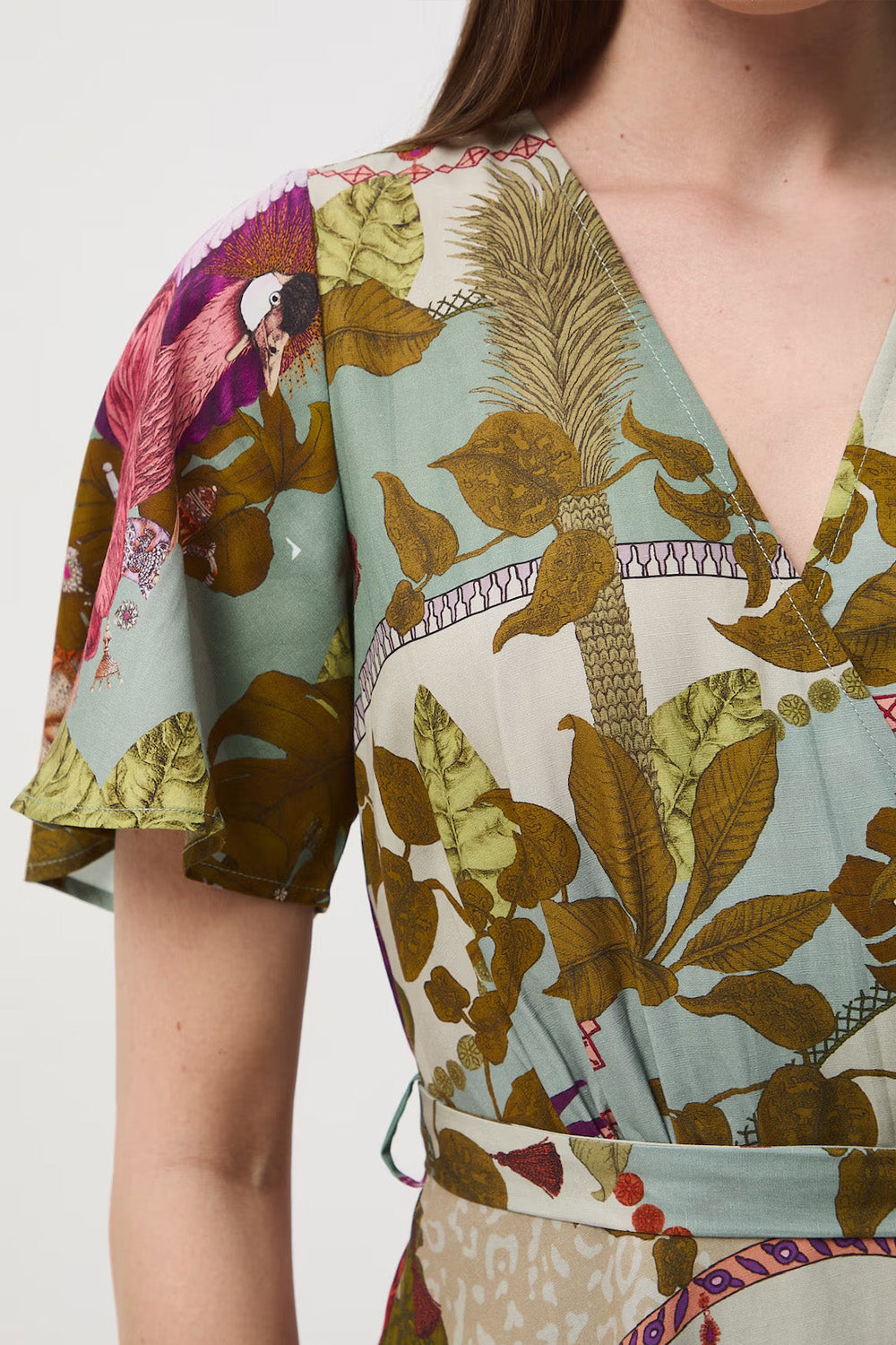 Κρουαζέ midi φόρεμα με πρόσμιξη λινού και exotic print σε φυστικί και εκρού αποχρώσεις με ζώνη στη μέση