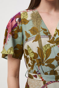 Κρουαζέ midi φόρεμα με πρόσμιξη λινού και exotic print σε φυστικί και εκρού αποχρώσεις με ζώνη στη μέση