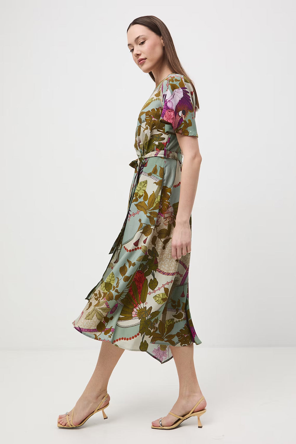 Κρουαζέ midi φόρεμα με πρόσμιξη λινού και exotic print σε φυστικί και εκρού αποχρώσεις με ζώνη στη μέση