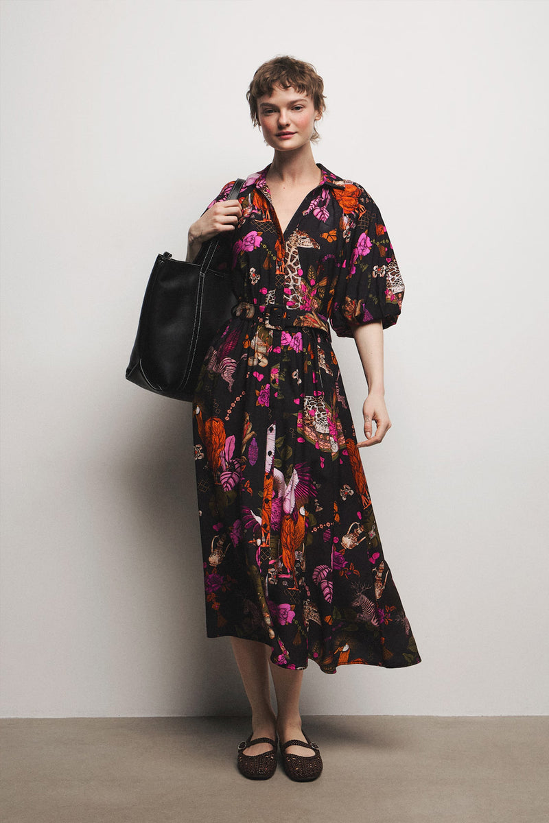 Φαρδύ midi φόρεμα από βισκόζη με exotic print σε μαύρη βάση και ζώνη στη μέση