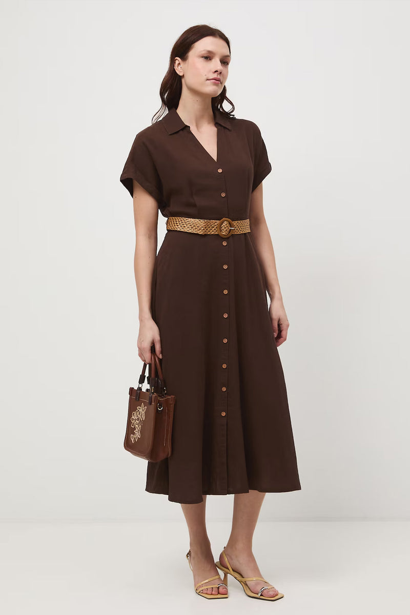Καφέ maxi shirt dress σε φαρδιά γραμμή με κουμπιά και ψάθινη ζώνη.