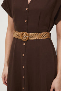 Καφέ maxi shirt dress σε φαρδιά γραμμή με κουμπιά και ψάθινη ζώνη.
