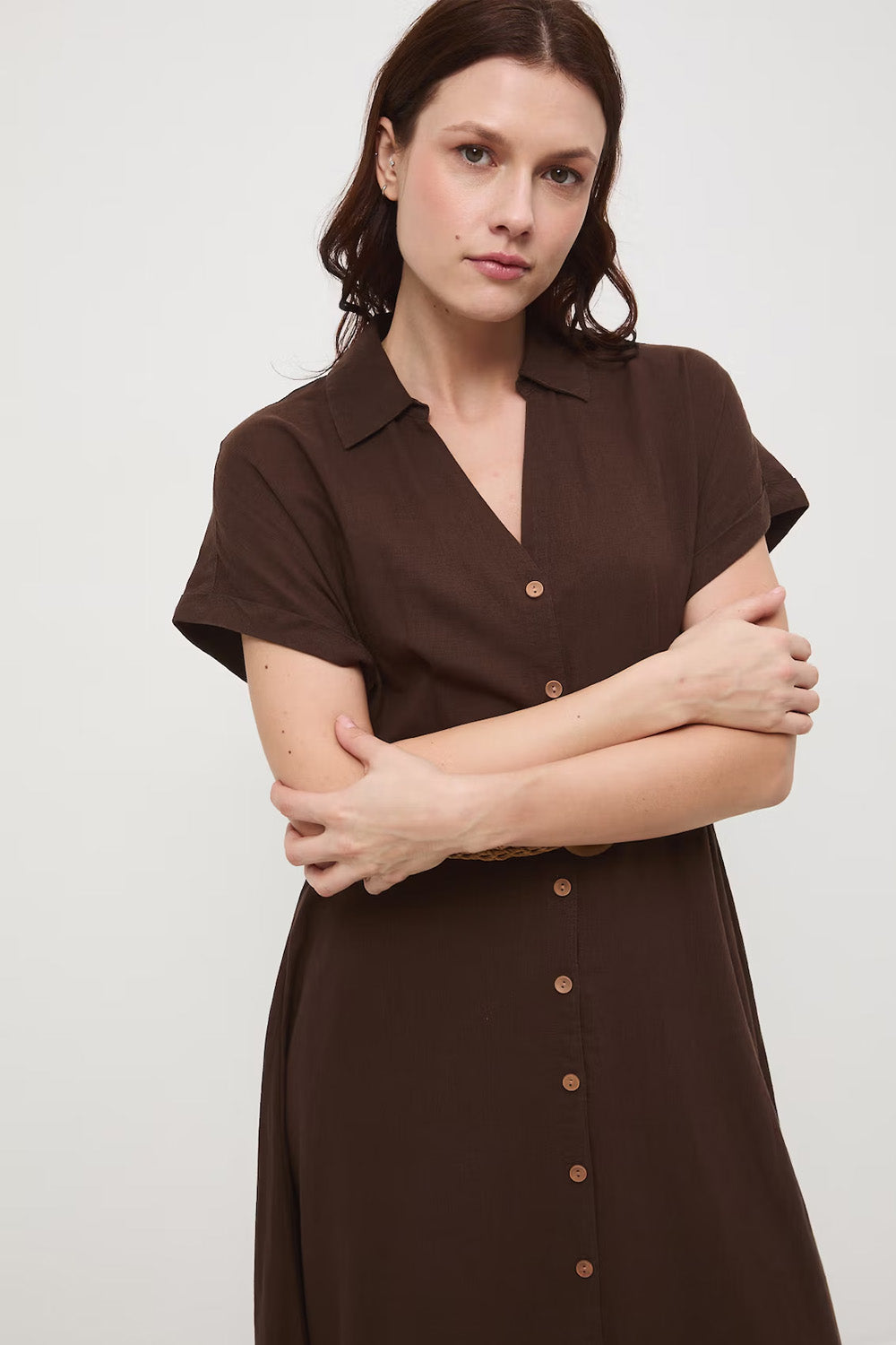 Καφέ maxi shirt dress σε φαρδιά γραμμή με κουμπιά και ψάθινη ζώνη.