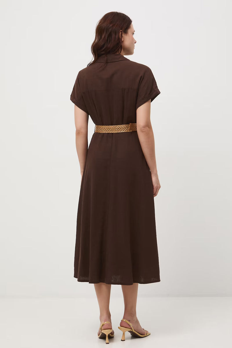 Καφέ maxi shirt dress σε φαρδιά γραμμή με κουμπιά και ψάθινη ζώνη.